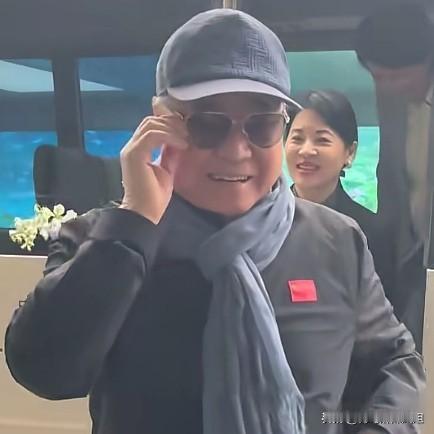 文豪入杭，万物生辉！莫言出席第十届万物生长大会。
文坛巨匠莫言今天现身杭州，出席