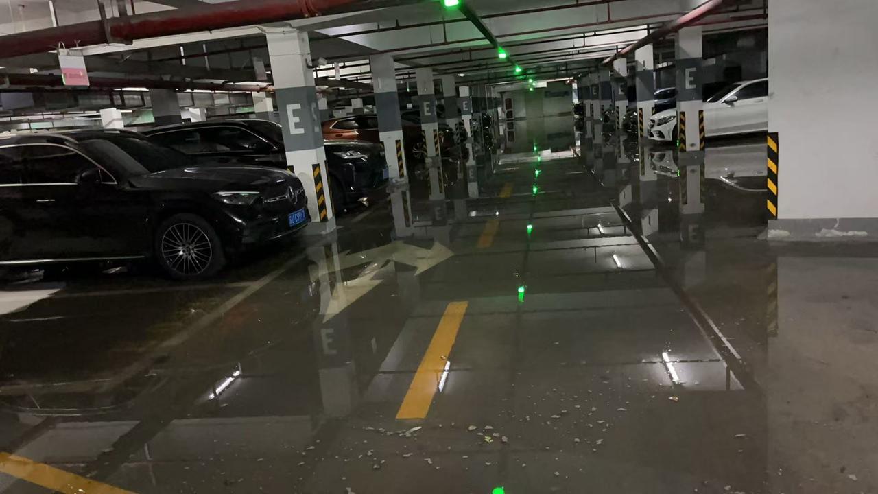 今晚的木渎，又是电闪雷鸣，狂风暴雨，来得更猛烈了，这个八月，就在胥江水满，尽在水