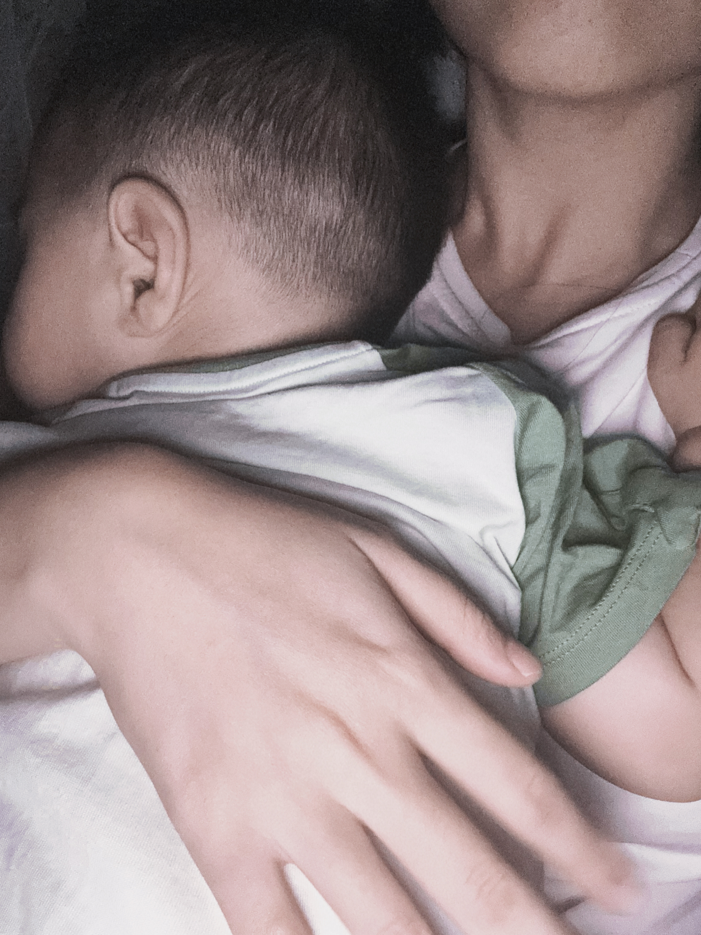 饮水机8点就睡着了，睡了三个小时之后，突然睡着睡着有点小声哼哼唧唧。过了几分钟他