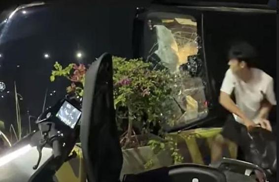 “全网破防！” 广东汕头凌晨三点空荡荡的街头，一名年仅 18 岁的少年，凭着一腔