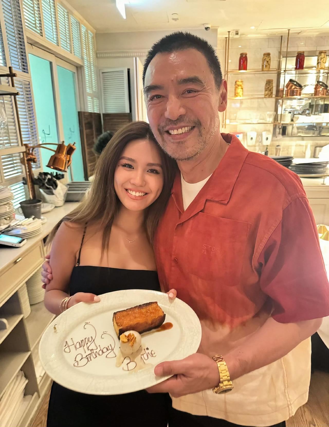 8月5日，钟镇涛晒出为二女儿庆生照，他的二女儿钟懿满21岁了。

钟镇涛在娱乐圈