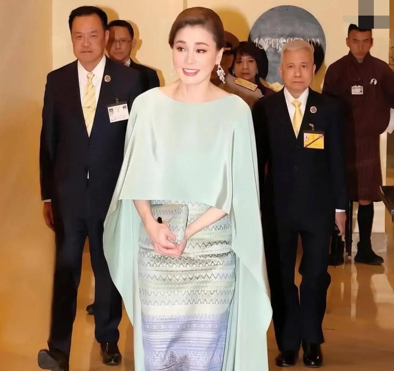 最近泰王后宫里的苏提达王后，那可是个不同寻常的角色。她不像其他王后那样猴急，一门