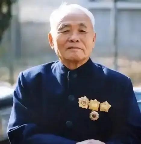 1949年，一个解放军军长回家探亲，亲娘就在眼前，他却装作不认识，还撒谎说：“大