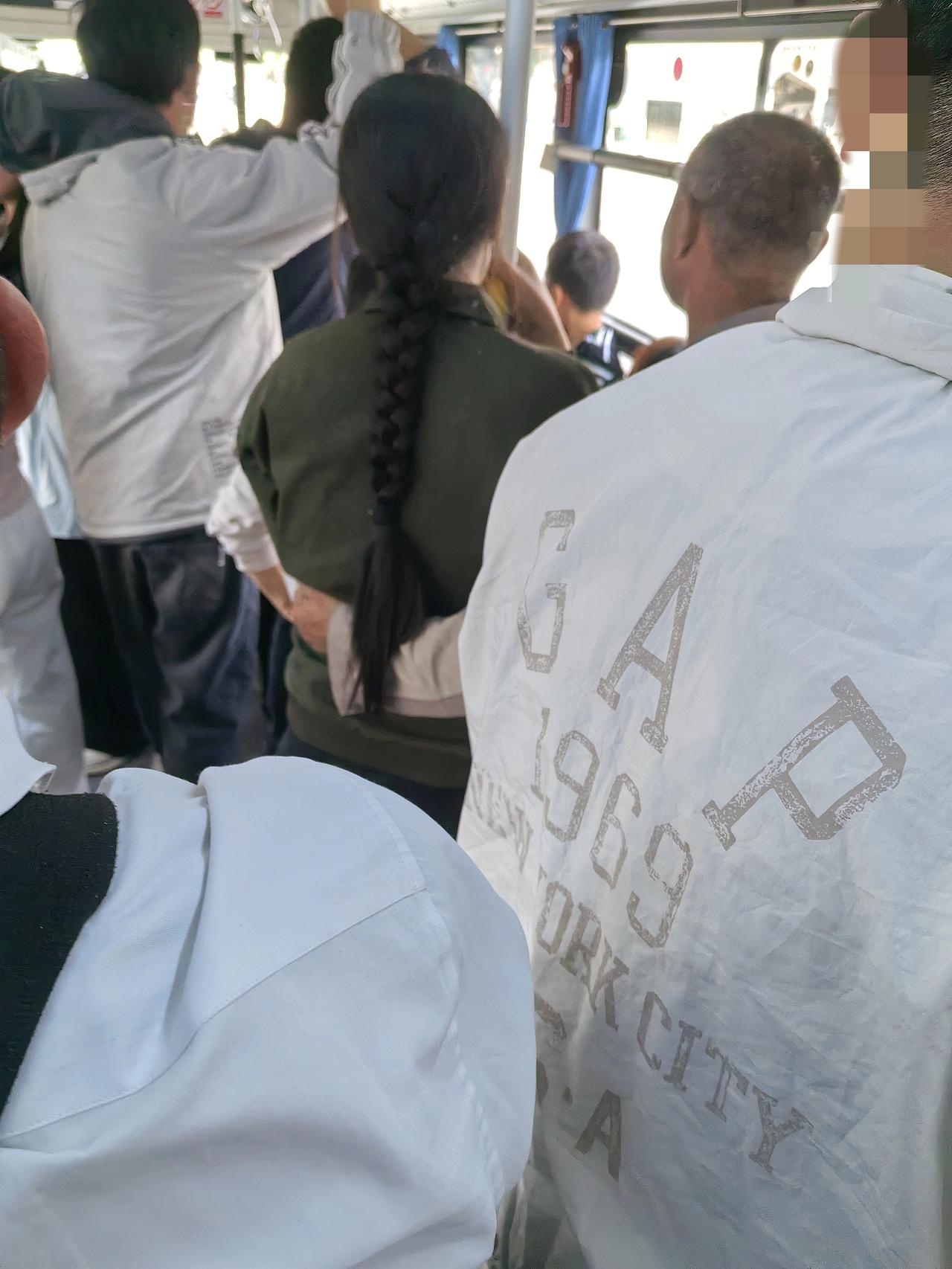 昨天下午等公交车，和我一起上车的像农民工夫妻俩，我让他们先上，他们坚持我先上。他