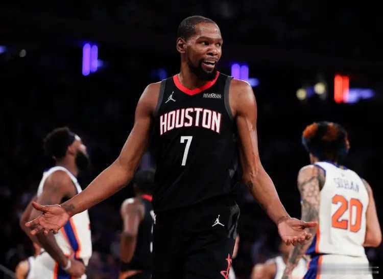 北京时间2月22日，NBA常规赛火箭客场对阵尼克斯，泰特第二节右膝扭伤退赛。火箭