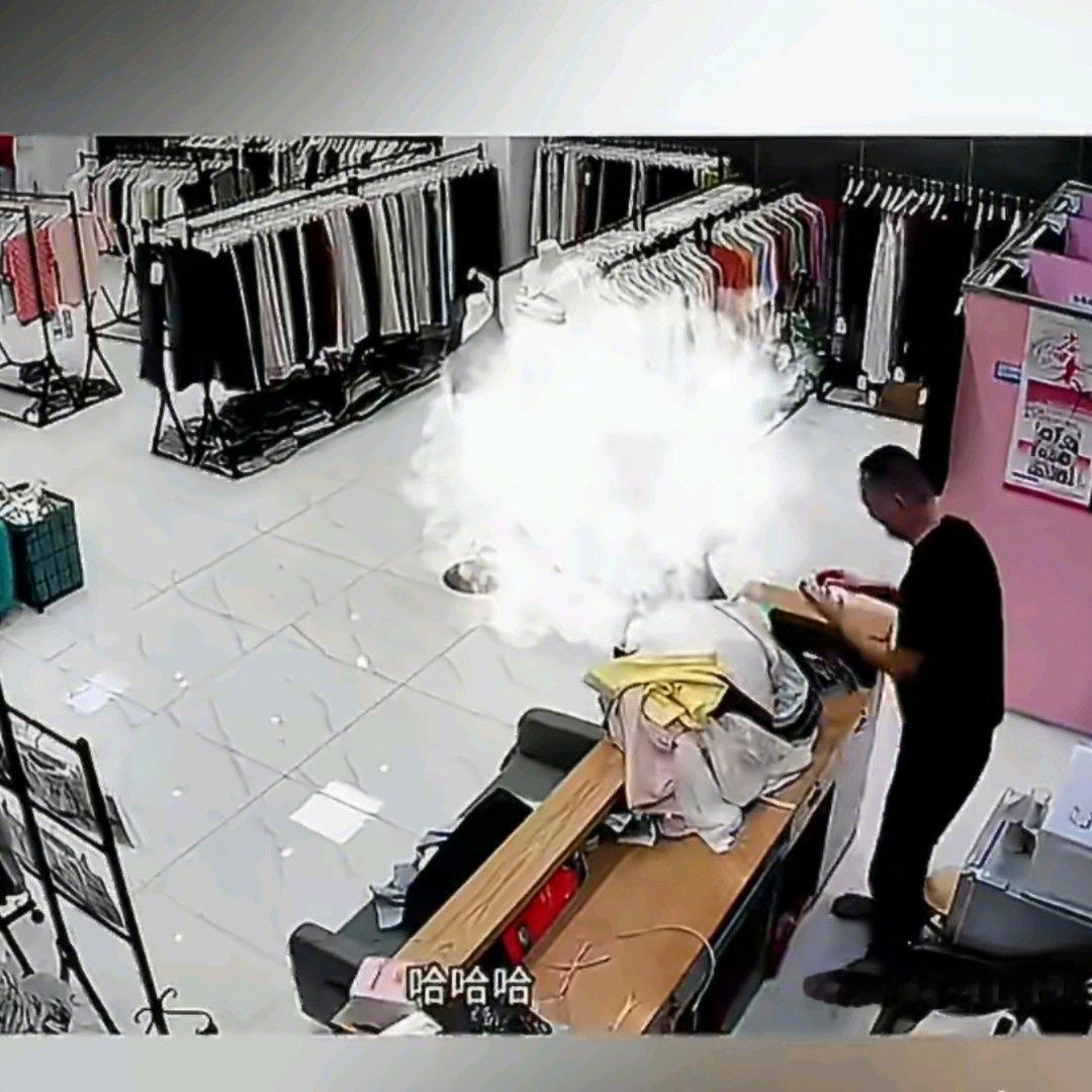 刷到个特别有意思的事，有个女生逛服装店，两个小时里前前后后试了四十多件衣服，最后