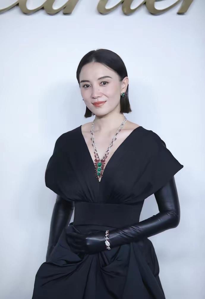 80年生，依然那么飒，
成熟，会打扮，
穿衣透着干净利落，
演技也挺好。