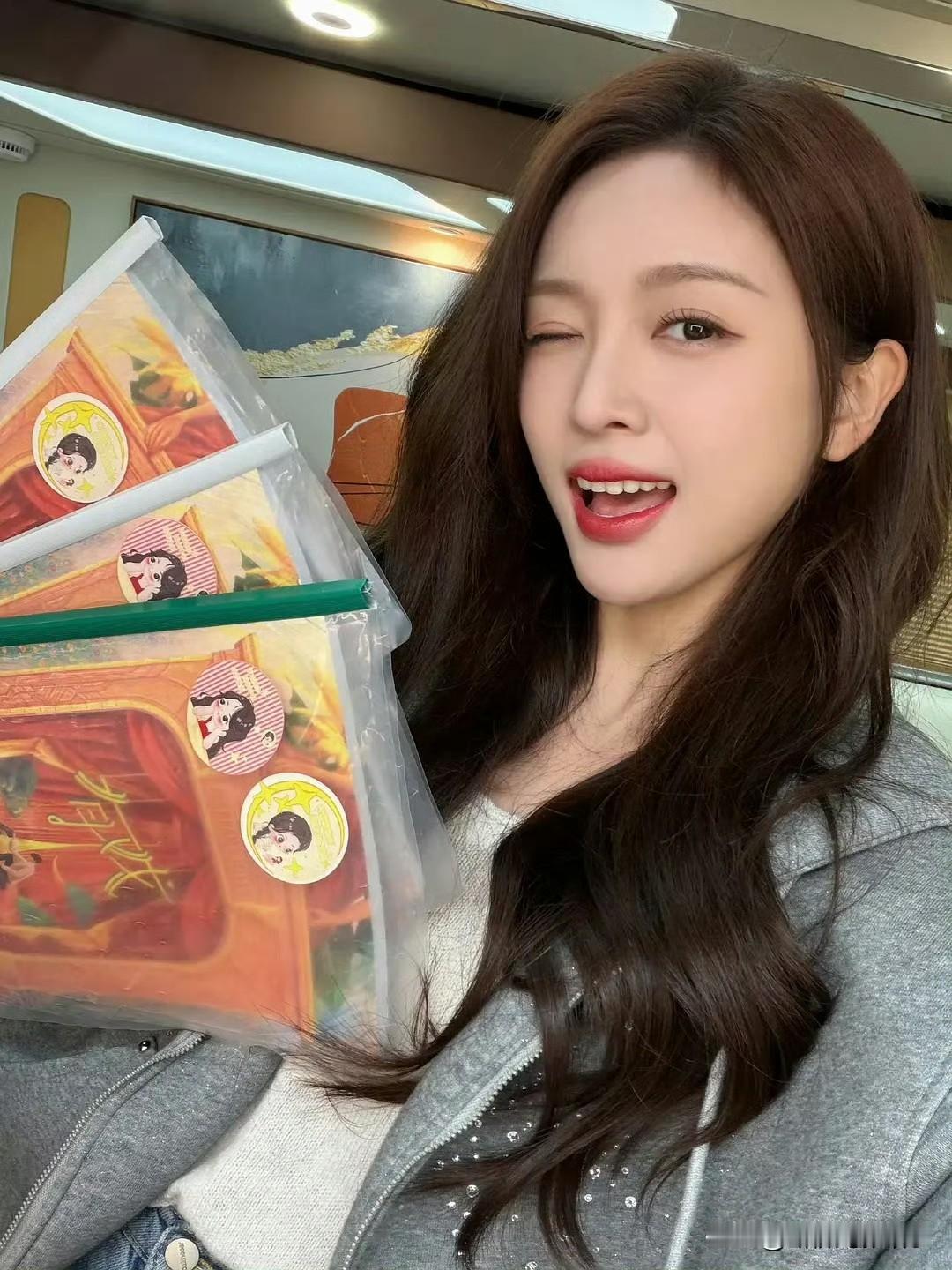 吴宣仪《有戏》杀青，演员路争议声里的坚持
 
吴宣仪新剧《有戏》刚杀青，她分享了