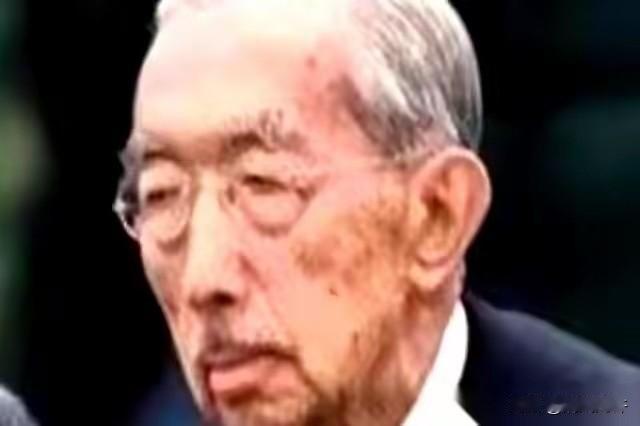 那个发动了全面侵华战争的日本天皇，1989年快死的时候，身边人听他念叨了一句：
