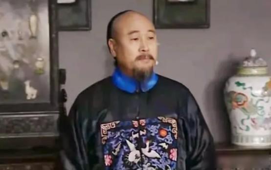 1782年，王亶望被抄家，当乾隆检查抄来的物品时，发现一件四条腿的裤子，上面绣满