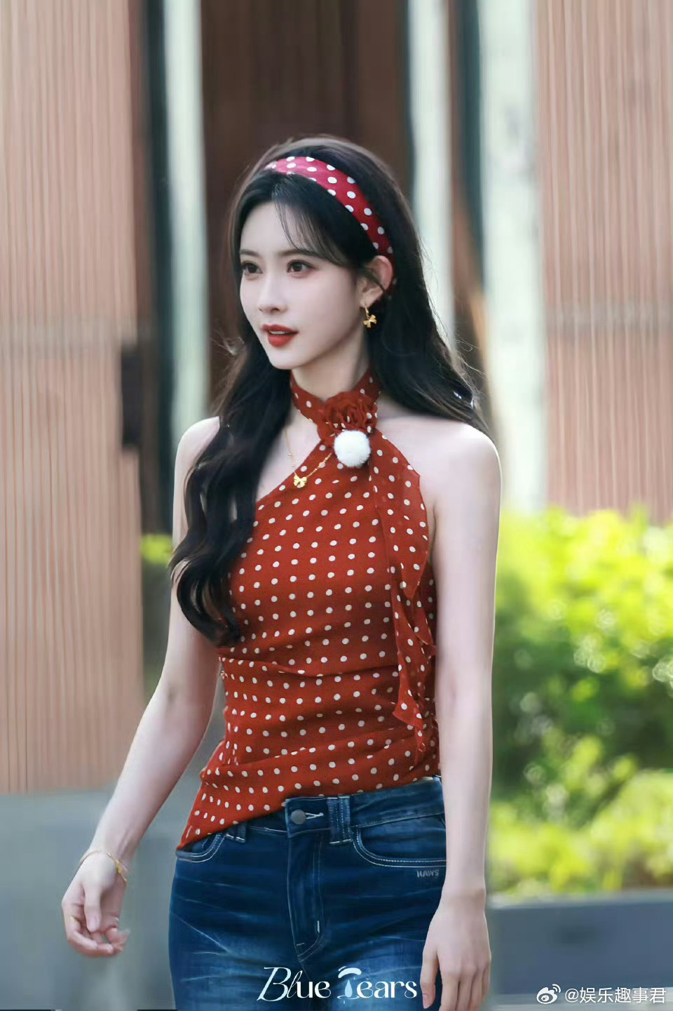 孟子义腰比名牌细孟子义参加跑男造型曝光，腰身竟然比名片还要细，这魔鬼身材令人羡慕