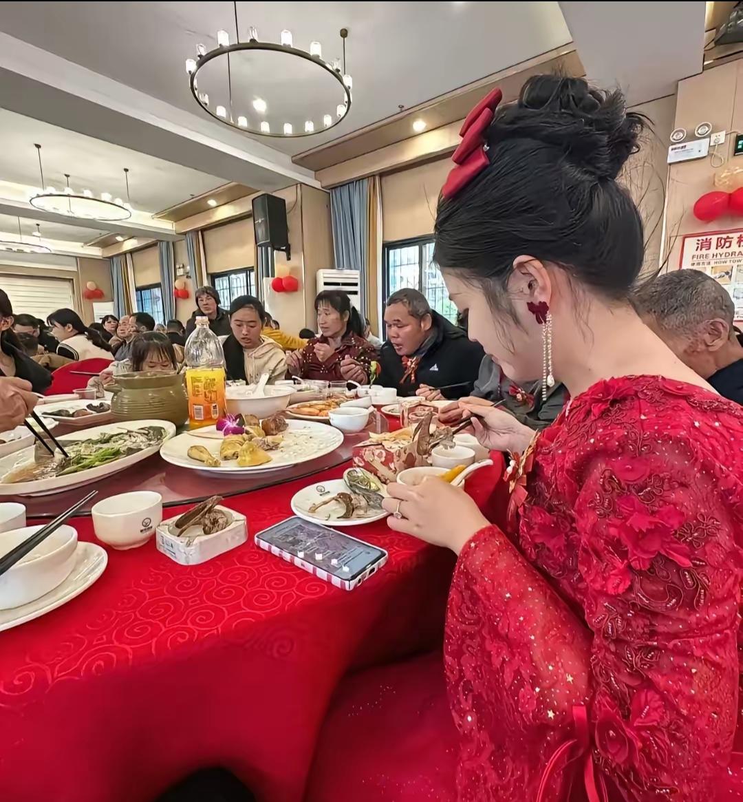 无锡的这场婚礼，直接撕开了资本遮羞布口子！

五一节参加无锡同学婚礼，全程没有迎