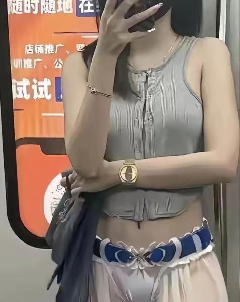 坐地铁碰到对面的美女，颜值相当亮眼