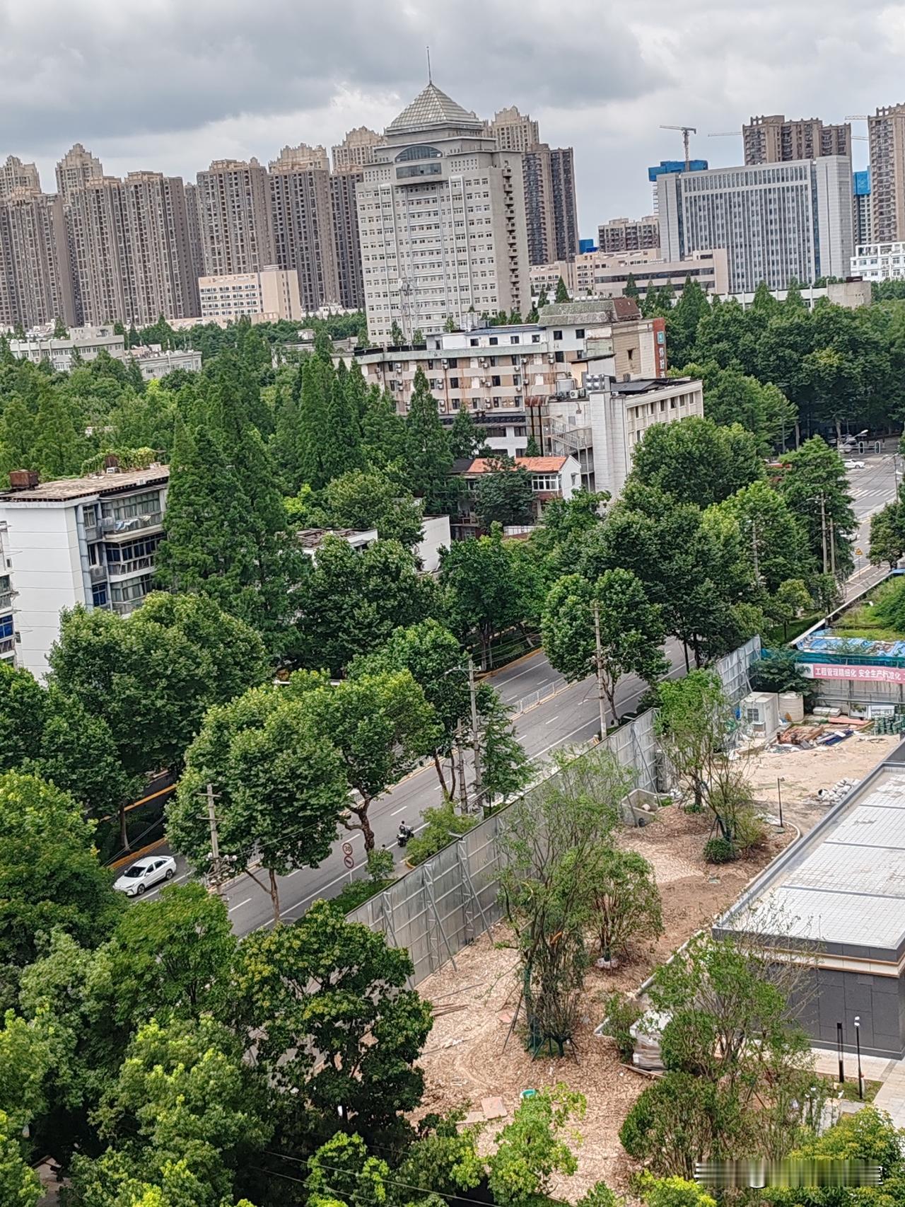 今天“巴威”强台风登陆武汉，为了安全起见居民们都在家躲避台风带来的威胁，现在我们