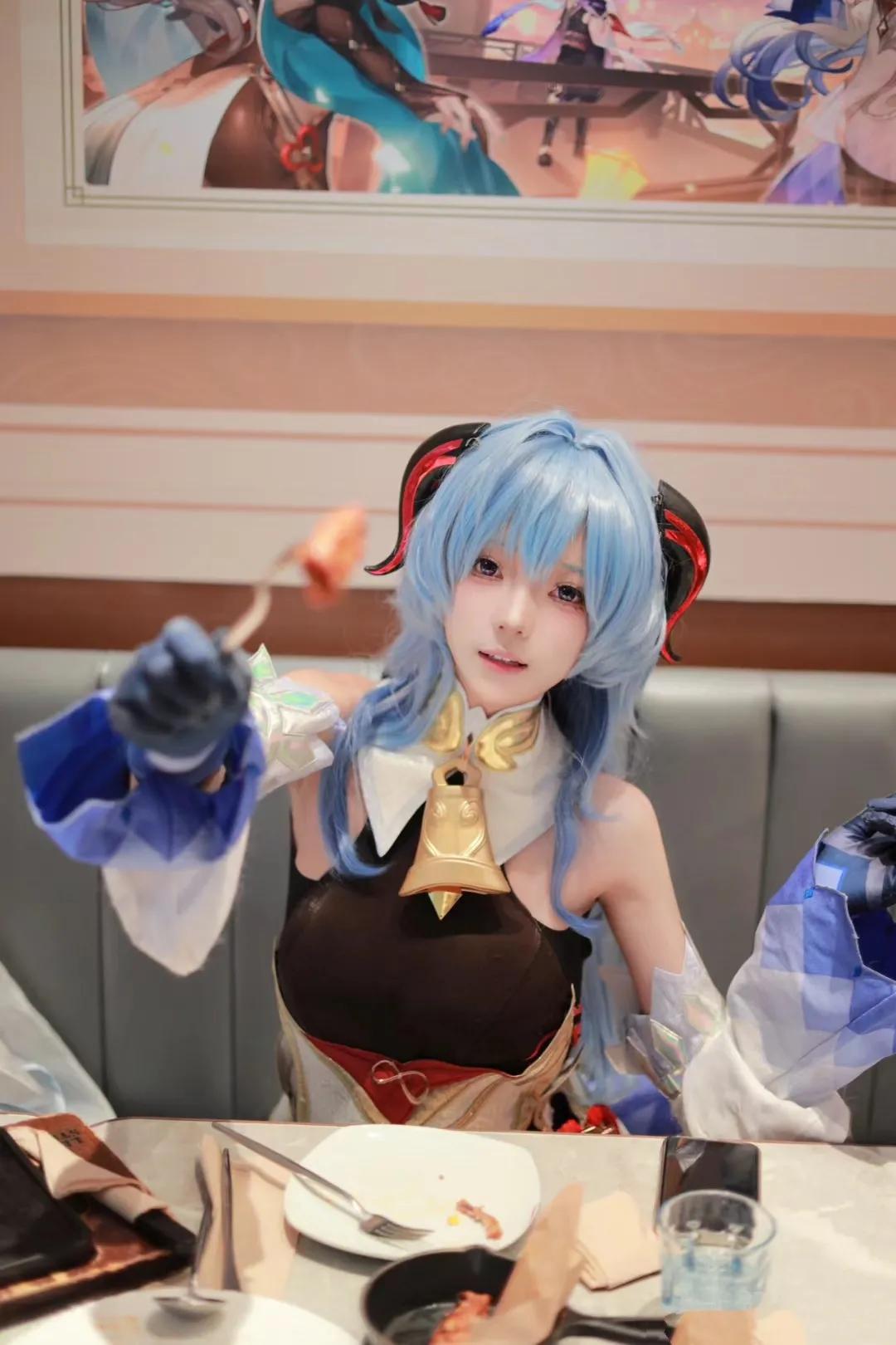 王小美来喂你一口!  