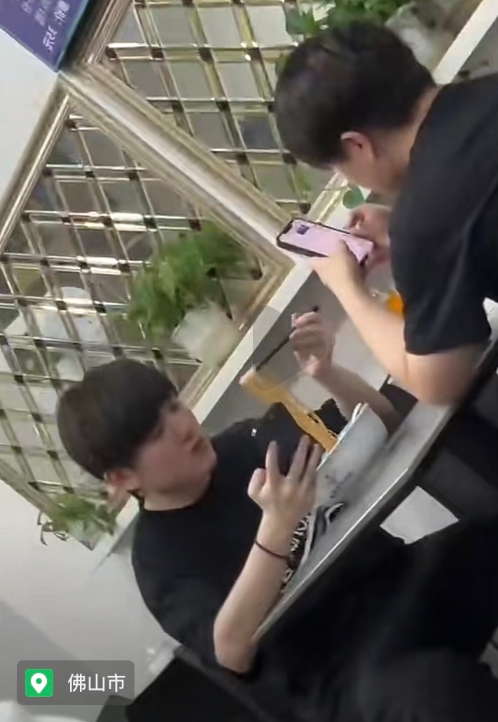 Jackeylove 昨晚吃饭被网友 gank 到了[doge]#BLG对战TE