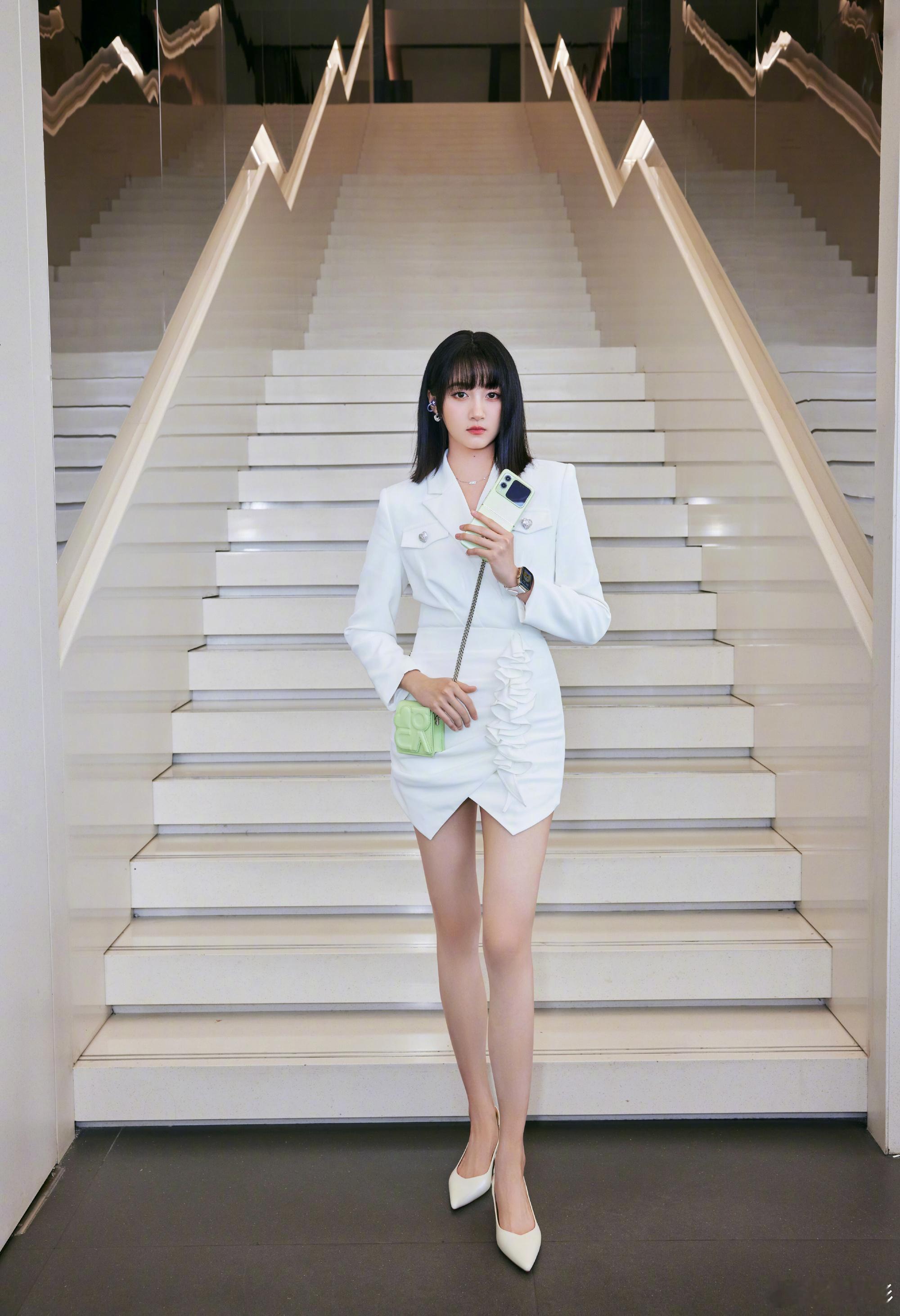 去华为店打个卡，学会了一个新词儿：#华为novaFlip# 电子OOTD潮流新穿