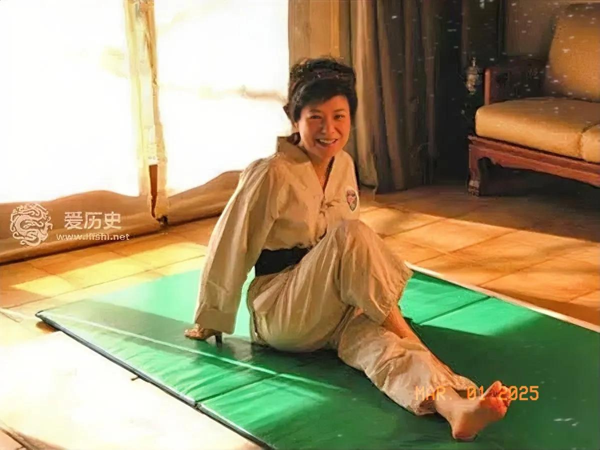 韩国的朴槿惠女士最喜欢的健身方式是瑜伽，他已坚持了若干年，难怪身材保持的很好。