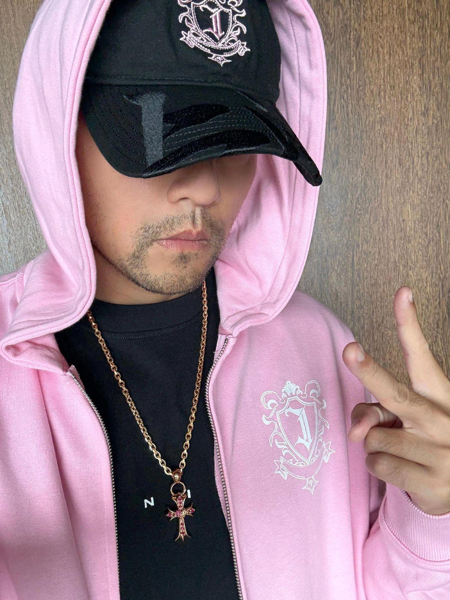 周杰伦预告乡间的路MV周杰伦乡间的路mv周一上线 周杰伦发来一张自拍并配文：“下