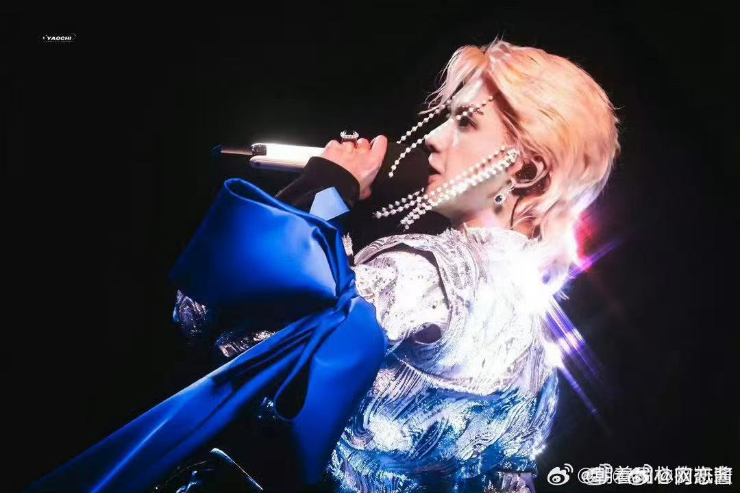 华晨宇这是真的中国人能飞 能驾驭这么复杂的编队真的不容易，一点点偏差就会破坏整体