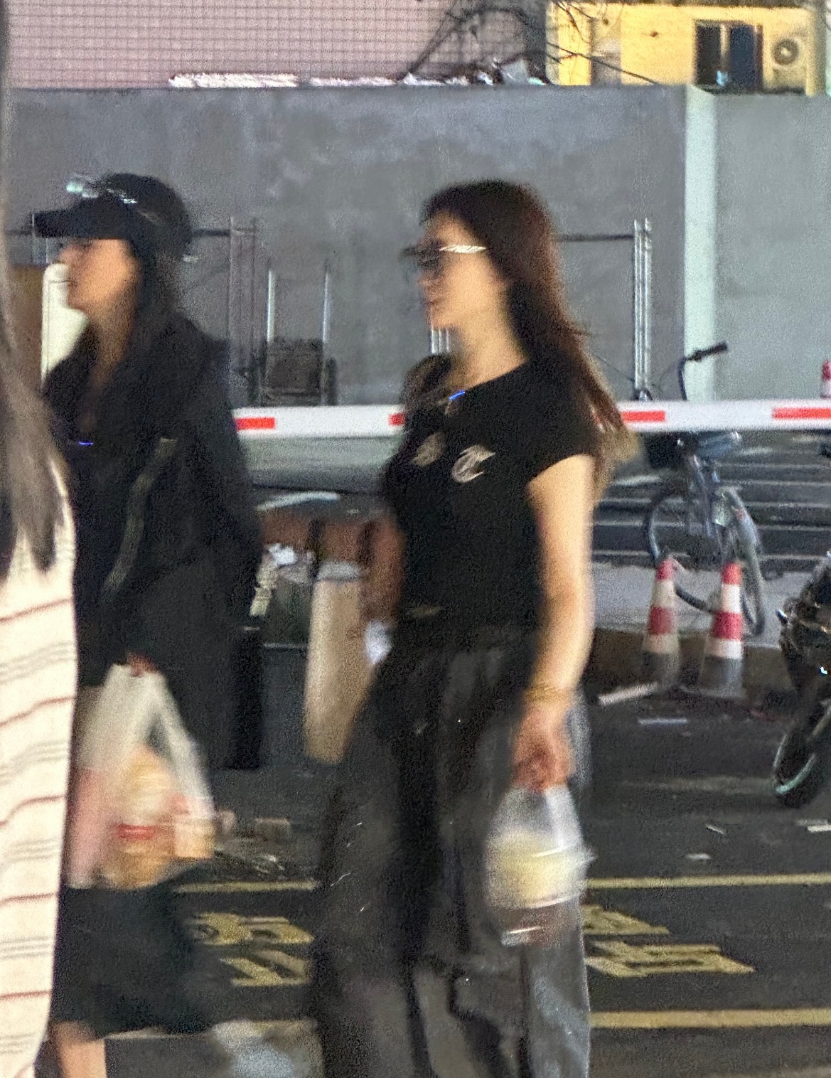 偶遇李小冉孙怡牵手逛夜市偶遇李小冉孙怡挽手逛夜市李小冉好漂亮啊，模糊的画质清晰的