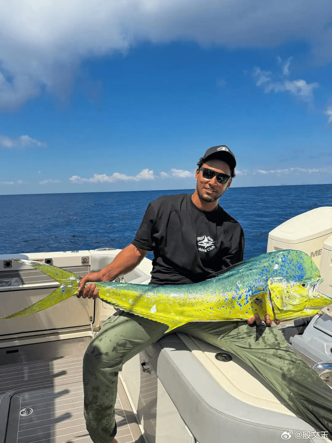有的球星马上要去钓鱼了。有的球星已经钓了一年鱼了。 