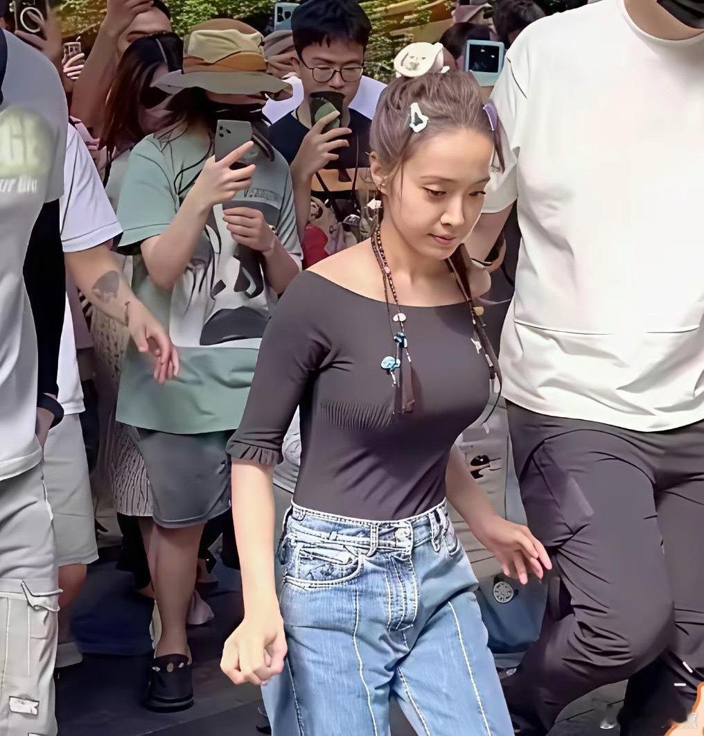 快50岁了还跟少女似的说周杰伦不后悔我真不信。蔡依林这状态确实绝，个子不高但一点