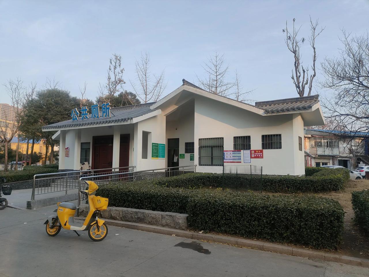 菏泽真出息了，连个公共厕所都修得这么高级
想干无事，就在城区里面溜达
骑着自行车