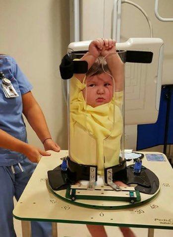 婴儿拍X光片的方式，又可怜又搞笑哈哈哈…

看起来像是一只只“小猪仔”，而这种设