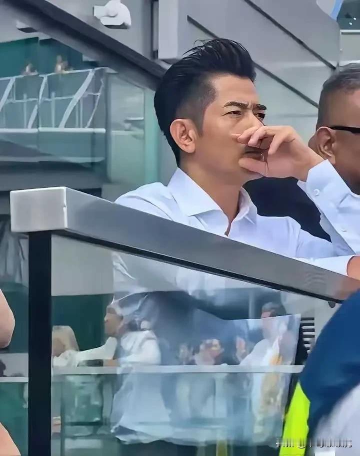 电视上看着一般般，真人巨帅！