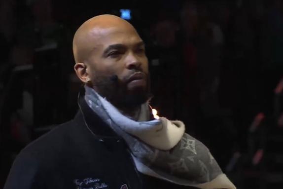 今日，公牛队为功勋后卫德里克.罗斯举办球衣退役仪式。老队友吉布森在罗斯球衣退役仪