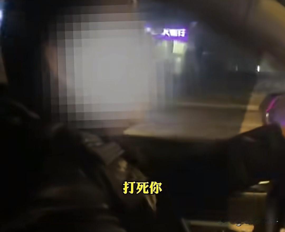 “一千元私了？”
近日，湖北武汉，一男子辱骂并挥拳殴打出租车司机引发网友关注。