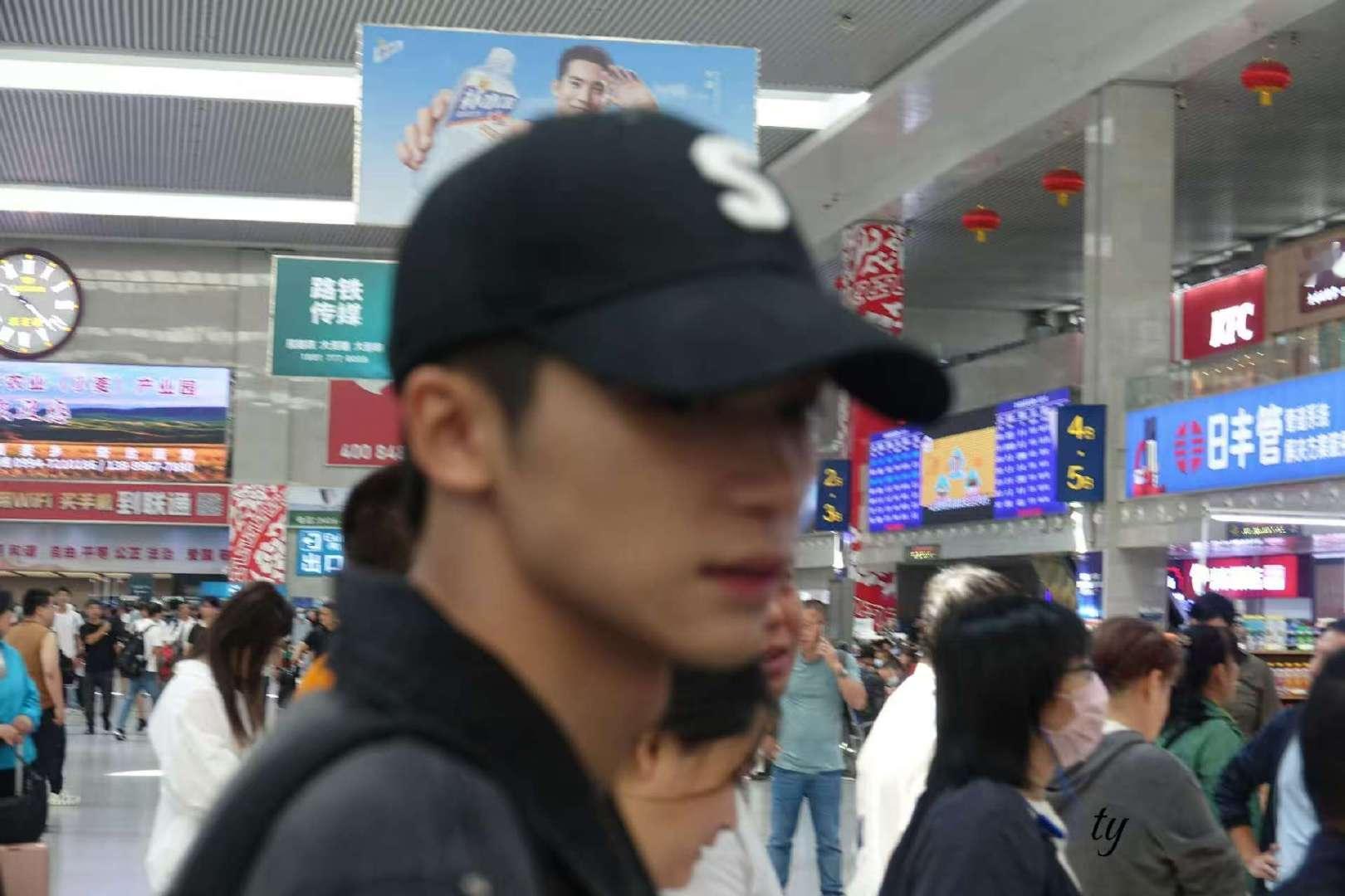 淘的ccd里有梓渝的照片谁看了都会心生感慨，粉丝淘来 CCD，内存卡没清空留存梓