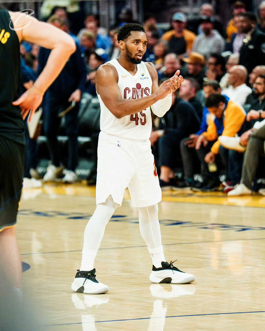 随着骑士提前锁定季后赛。这是米切尔生涯第九个赛季，这9次他全部打进季后赛（爵士5