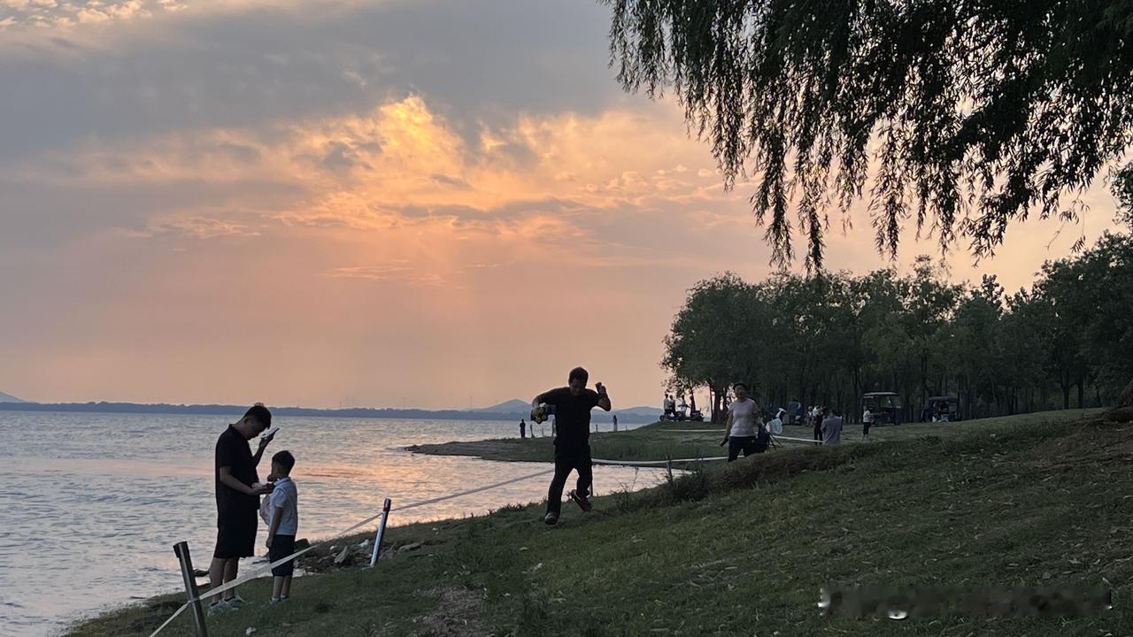 你发现没有，时下的退休人员最关心什么？其实就两件事：钱能不能按时发，发到手能不能