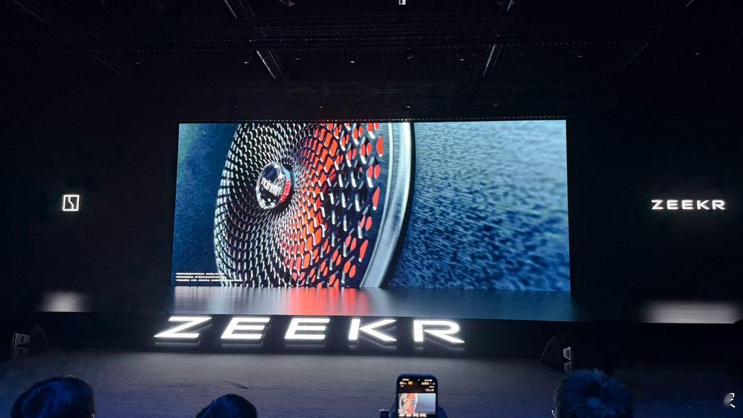 看极氪8X技术发布会的大屏视频，突然产生了一个疑问。你说大屏里放的这些视频，是实