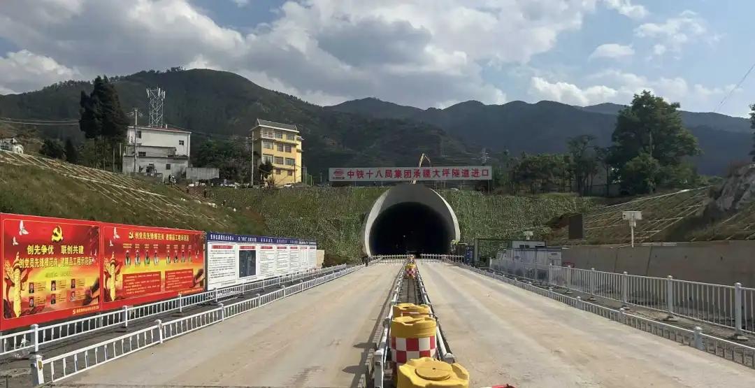 11月25日，经过1500天的昼夜鏖战，渝昆高铁控制性工程——大坪隧道安全贯通。