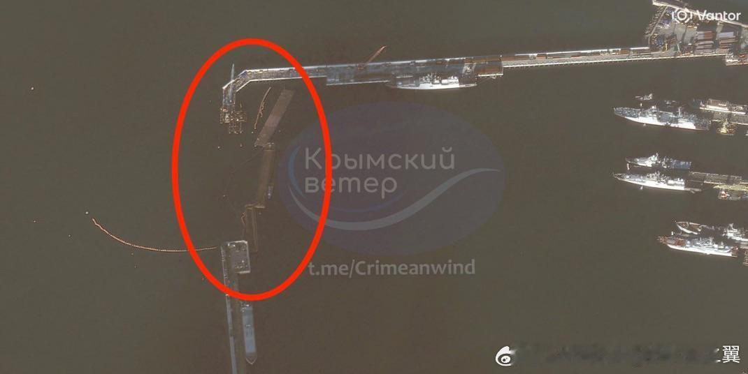 卫星图像显示，俄罗斯似乎已击沉数艘驳船，以封锁新罗西斯克港的入口。此举旨在应对乌