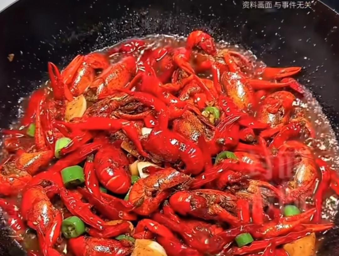 活久见，一个贩卖了几百万黑奴，以当海盗起家的英国，居然怕龙虾会太疼，将禁止直接烹