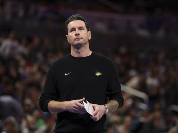 NBA季后赛，湖人将在次轮对阵雷霆。今天湖人主帅雷迪克接受了媒体采访。问：雷霆队