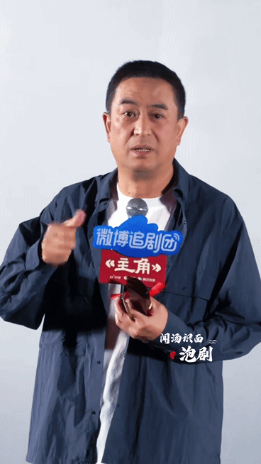 张嘉益五旬老舅豁出去了电视剧主角 追剧团专属饭撒名场面，张嘉益虽一脸懵，行动却格