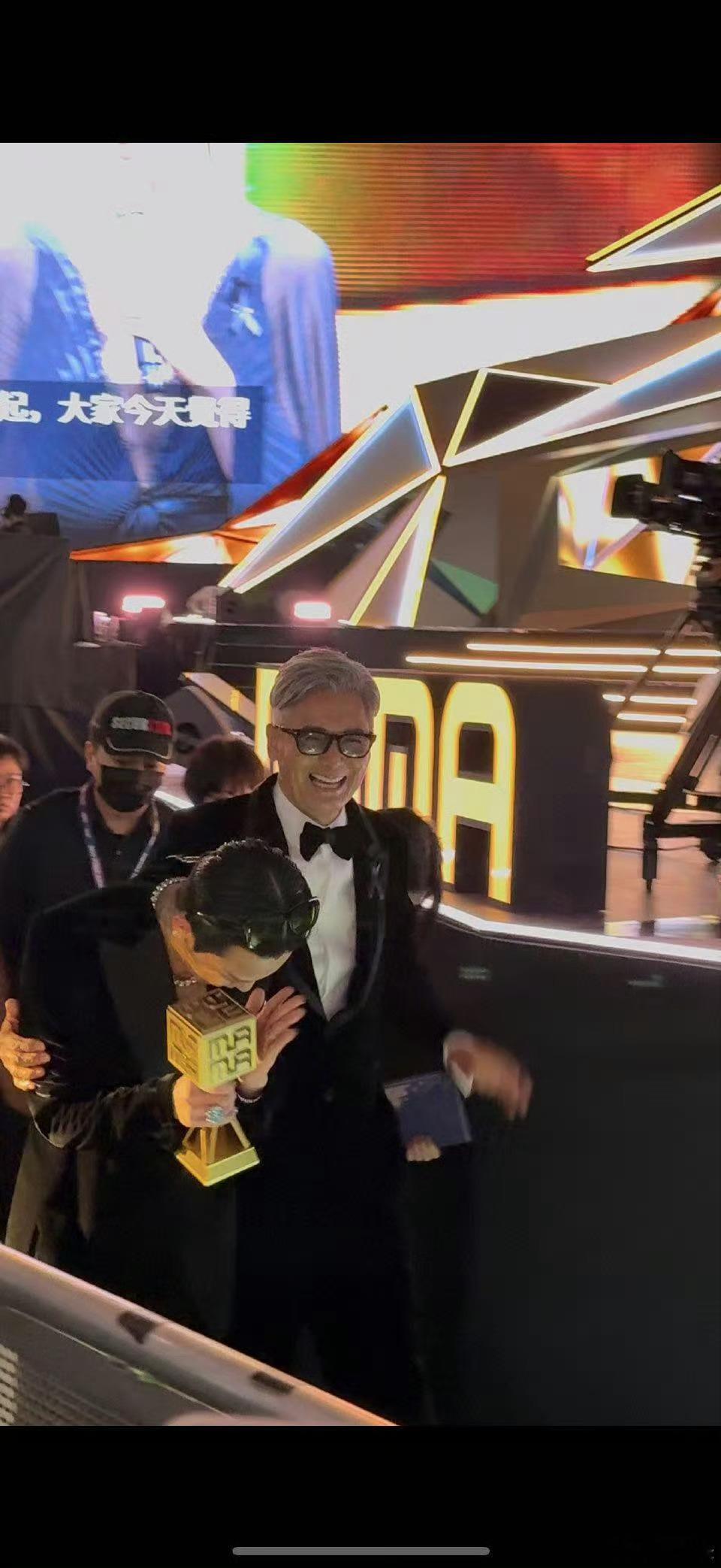 权志龙获MAMA年度艺人奖发哥再次给权志龙颁奖，实至名归啊！这份荣誉就该配他 