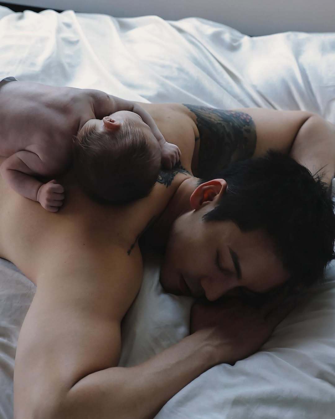 何穗晒陈伟霆和儿子合影👶 