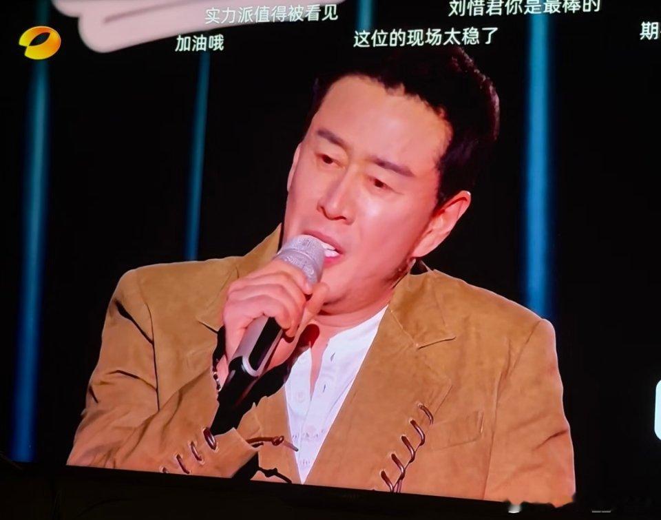 虽然今晚杨坤唱得确实不怎么样但是感觉芒果台也太欺负老艺术家了 