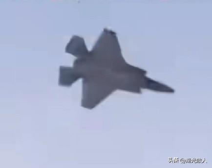 截止2026年3月25日，美军阵亡13人，含KC—135加油机组6人，受伤200