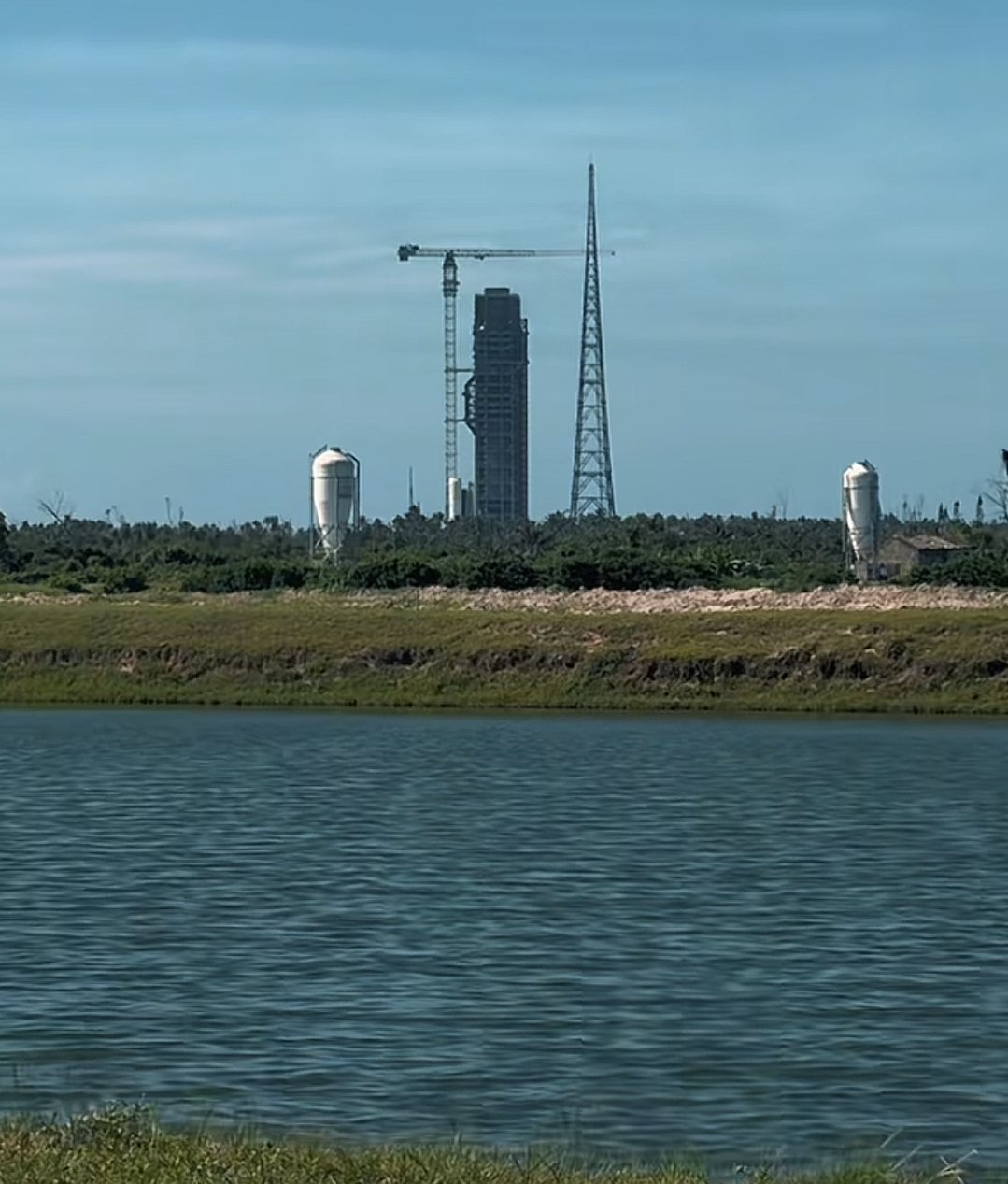 中国载人登月 301工位已完成第一个避雷塔安装工作，到年底工位建设工作应该能进到