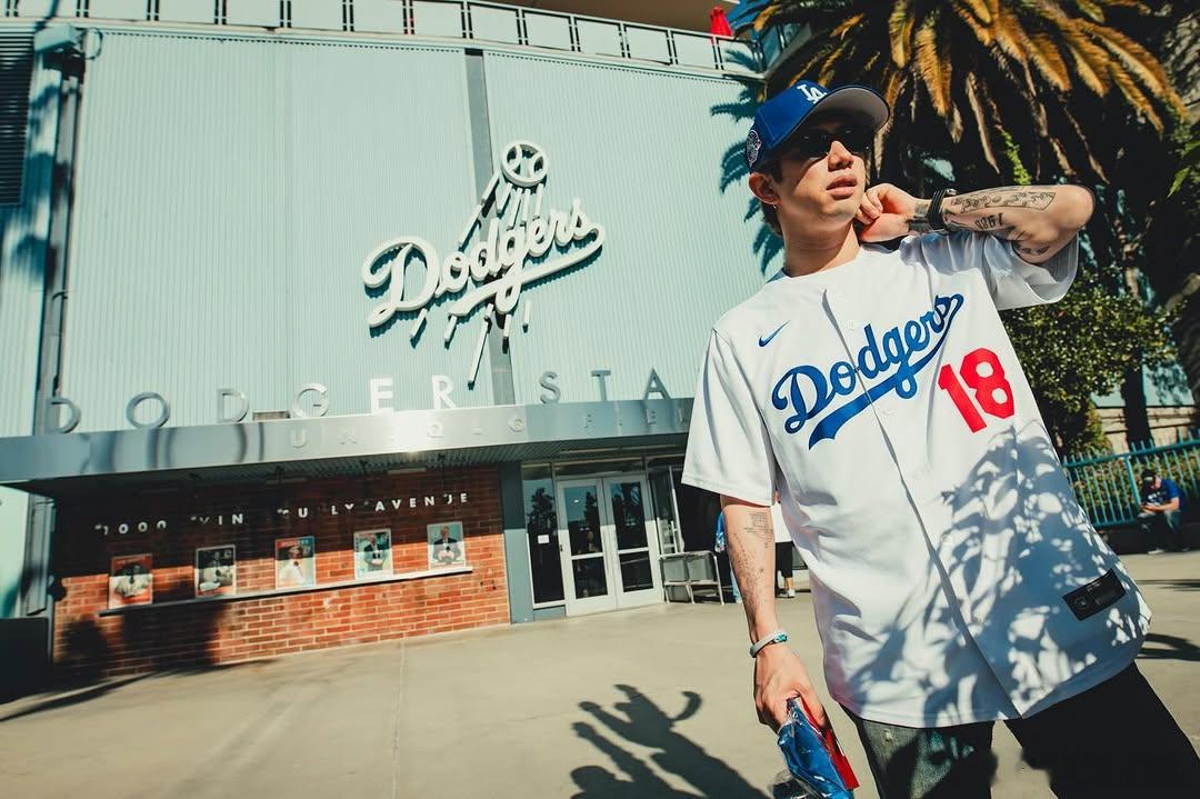 ONEOKROCK 主唱taka 于当地时间16日现身美国洛杉矶道奇球场举行的道