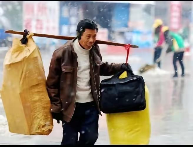 金字经·半生劳辛
奔劳数十载，
暑寒皆未闲。
若问囊钱却堪怜。
艰，儿曹债百千。