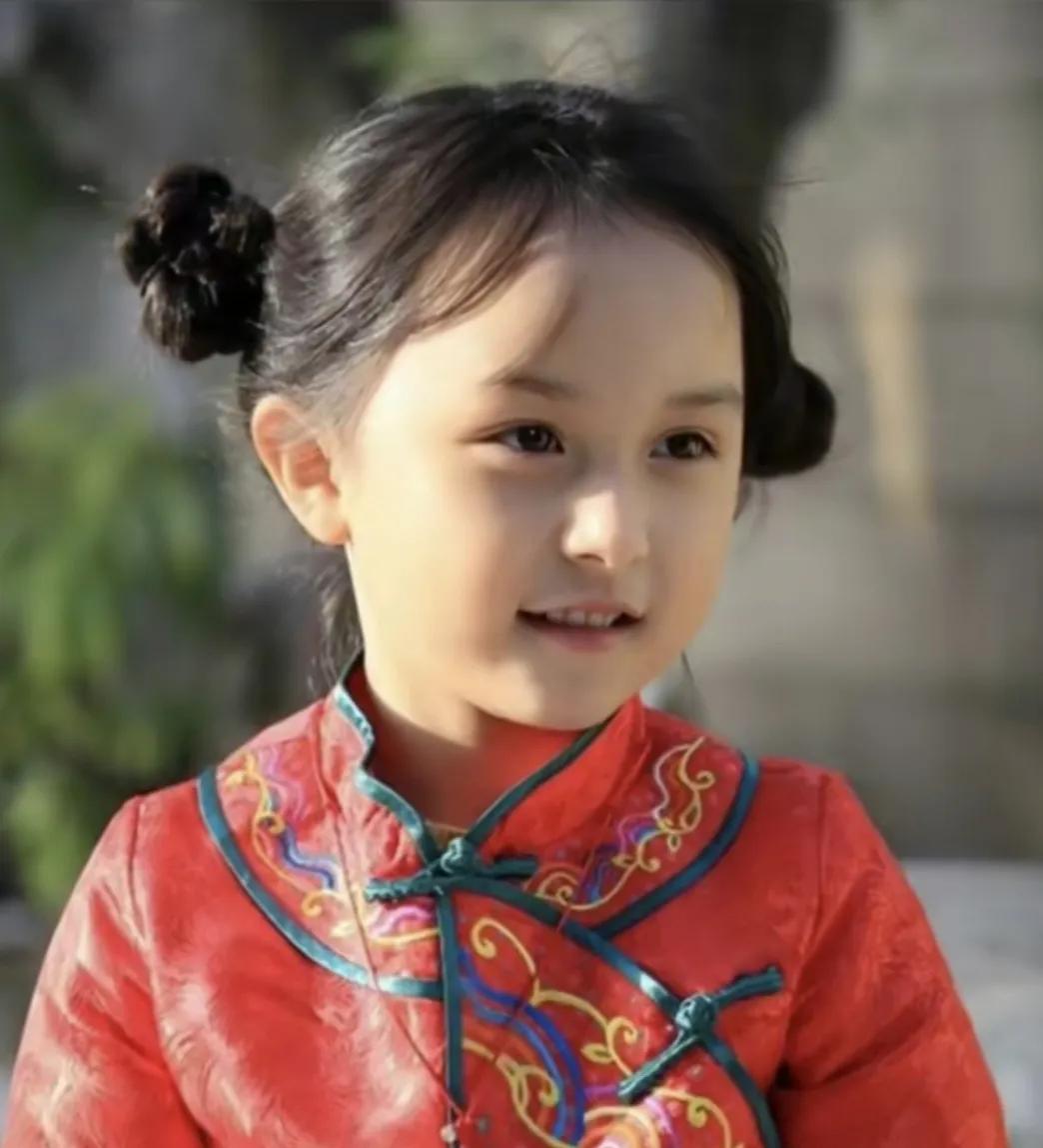 她两岁出道，撞脸赵丽颖，孙俪想认她干女儿。[心][心][心]
她不到10岁就接连
