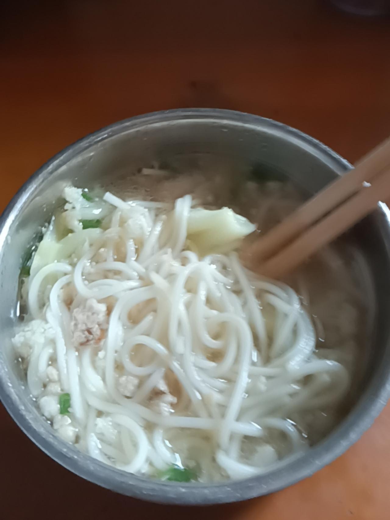 月薪三千也能吃出幸福感！这碗家常米粉，才是深入骨髓的人间烟火🔥
谁懂啊家人们！